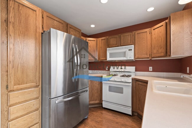 Building Photo - Spacious 3 Bedroom 2 bath Corner Lot Home with Private Fenced Backyard