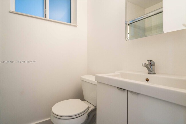 Building Photo - 1750 S Treasure Dr