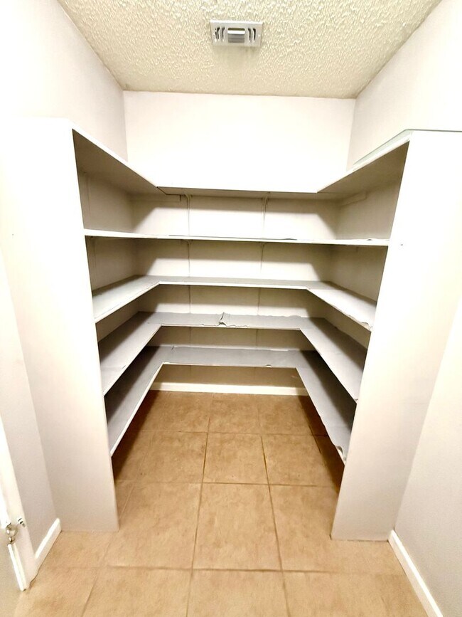 Building Photo - **APPLICATION RECEIVED** *MOVE IN SPECIAL* Beautiful 3 Bedroom Home with Granite Countertops & La...