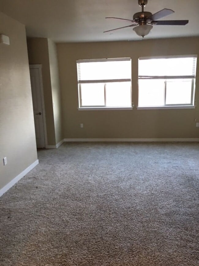 Building Photo - 3 LEVEL CONDO W/ UPGRADES, GARAGE/ FENCED ...