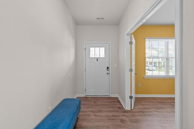 Building Photo - Stunning 5 Bedroom Home with a Fully Fenced In Yard!