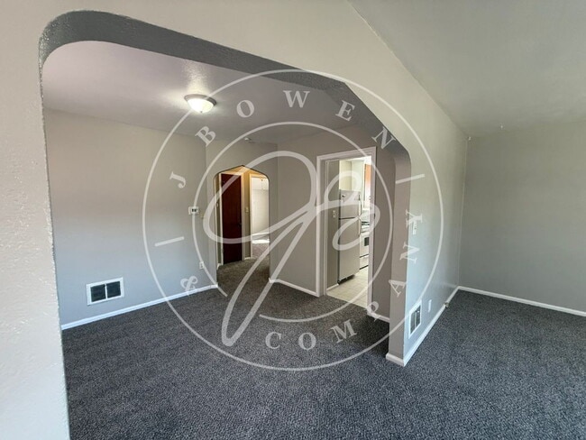 Building Photo - "Charming 2-Bed upper Duplex on Wyckliffe Parkway – Cozy Living Awaits!"