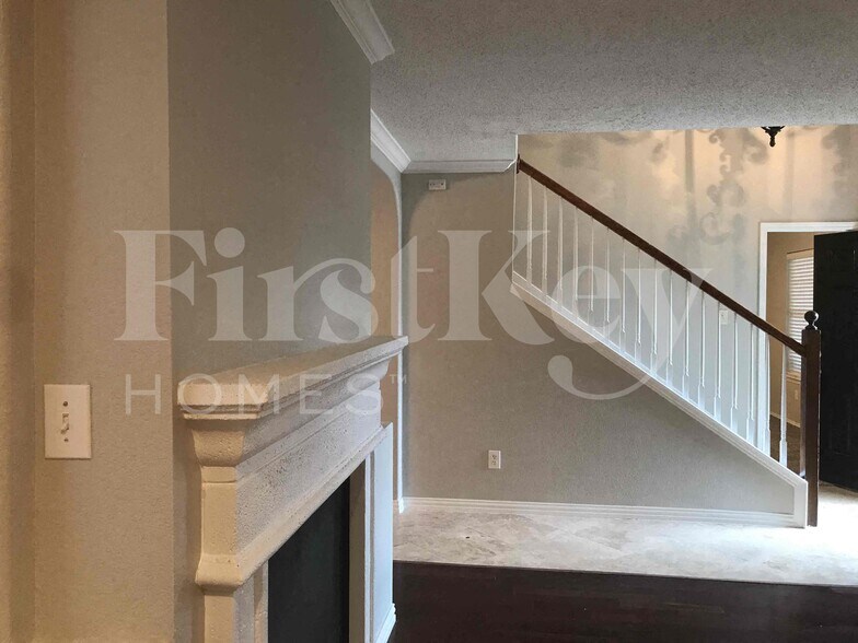 Building Photo - 621 Stellaway Dr