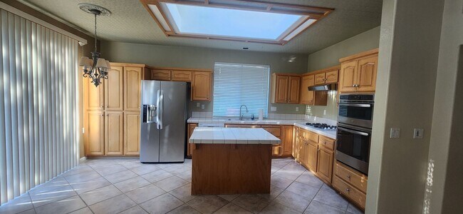 Building Photo - 3 Bedroom Plus Large office in Laguna West/Lakeside Community