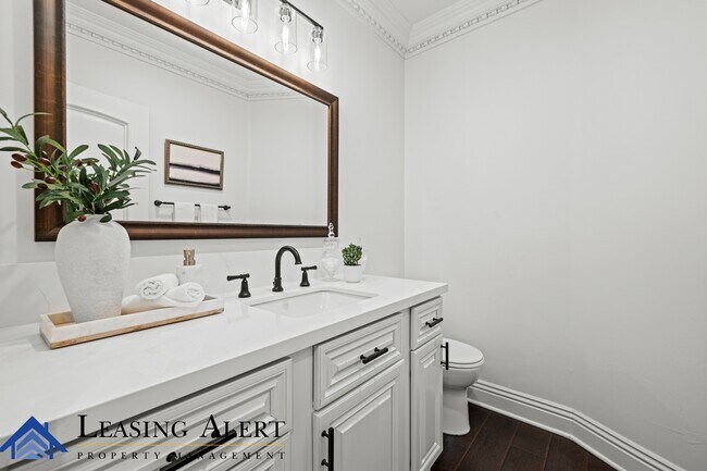 Building Photo - 5011 Hayvenhurst Ave