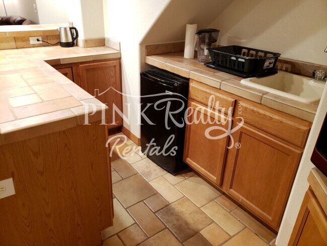 Building Photo - Gorgeous 5 Bedroom Home in D20!