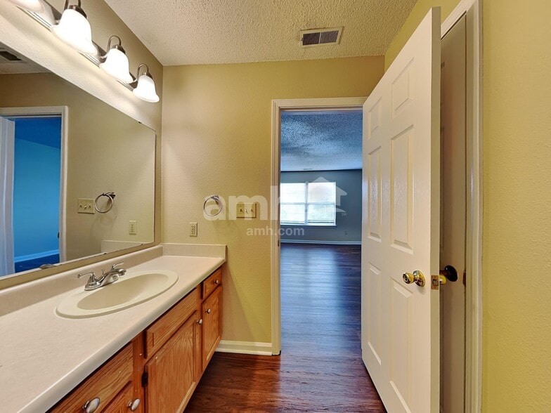 Building Photo - 9017 Stonewall Dr