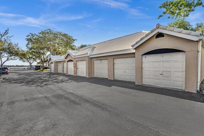 Building Photo - 2803 N Oakland Forest Dr