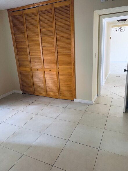 Building Photo - 1750 W 46th St