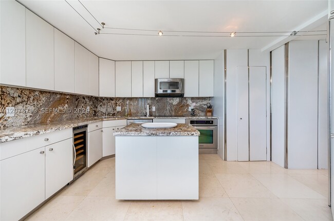 Building Photo - 613 Ocean Dr