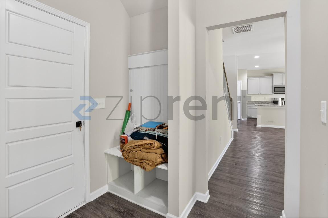 Building Photo - Unit
