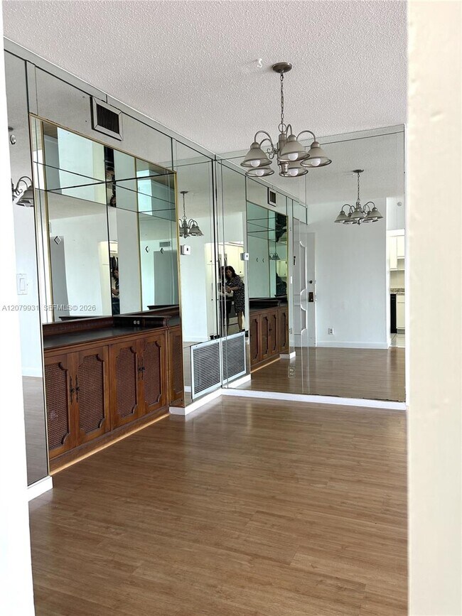 Building Photo - 4400 Hillcrest Dr