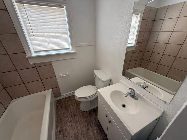 Building Photo - 2 Bed 1 Bath Home