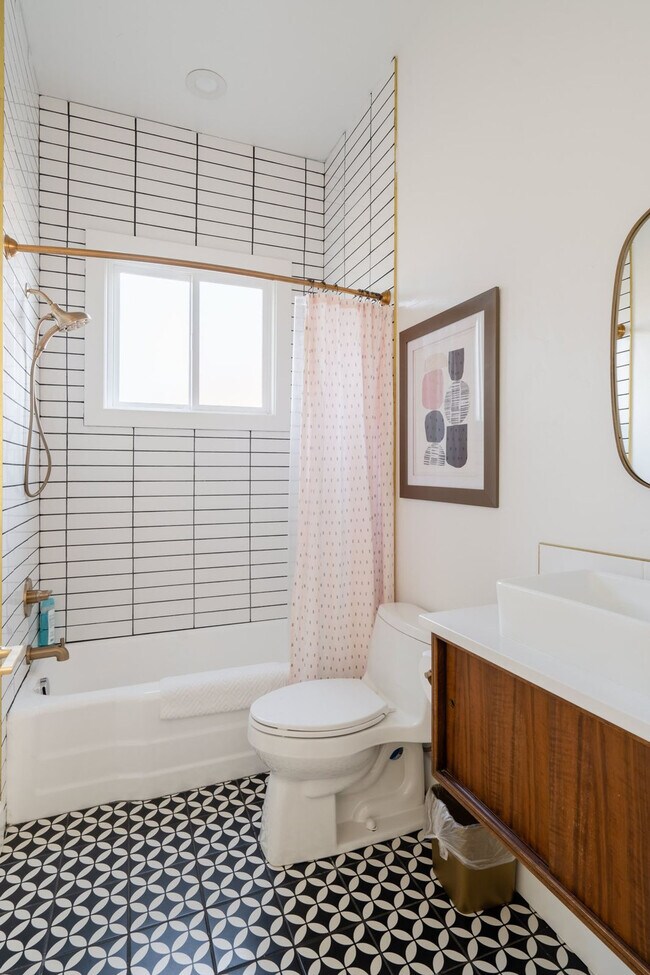 Building Photo - 1425 SE 41st Ave