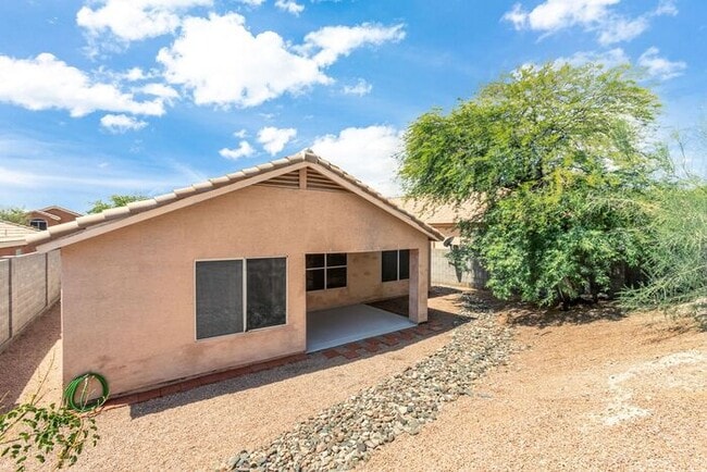 Building Photo - Enjoy an open floor plan with all appliances!