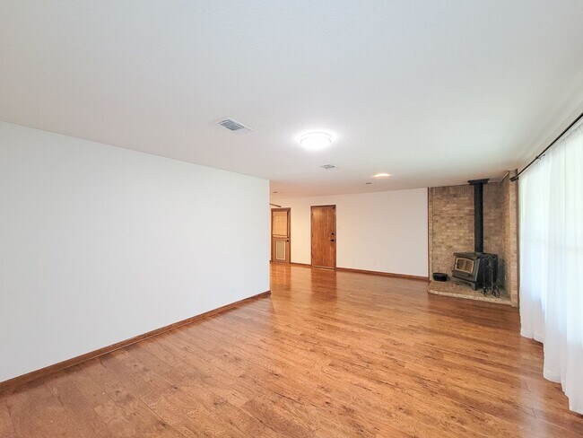 Building Photo - 10282 Valley Dr S