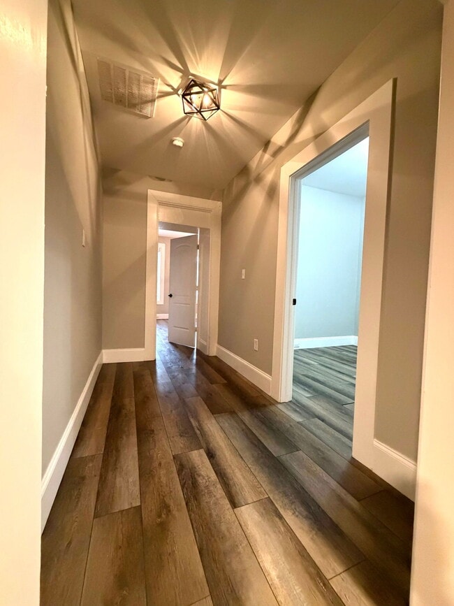 Building Photo - 252 N Mulberry St