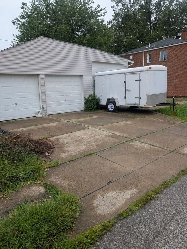 Building Photo - Spacious 5BR 2BA SFR w/ In-Unit W/D • Off Street Parking in Euclid