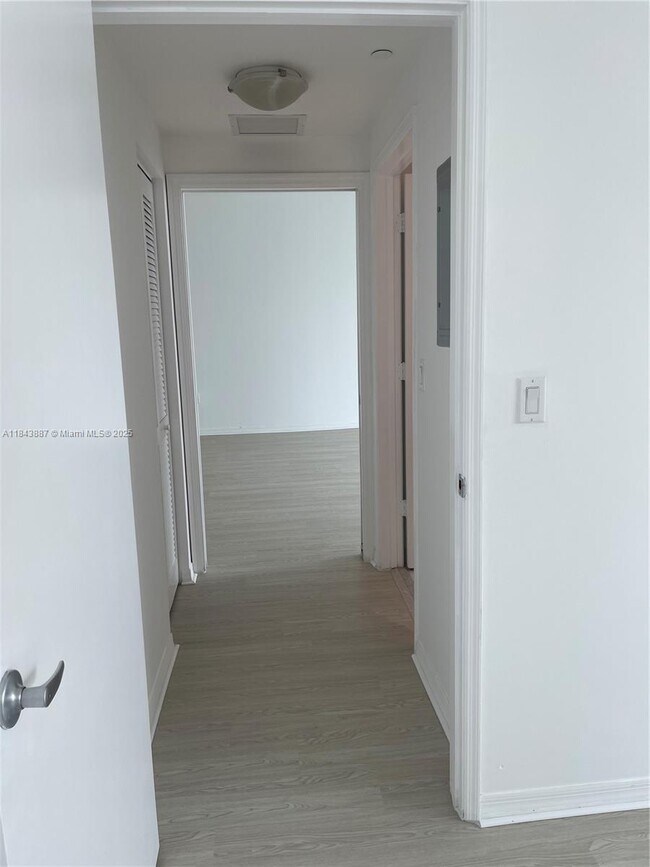 Building Photo - 951 Brickell Ave