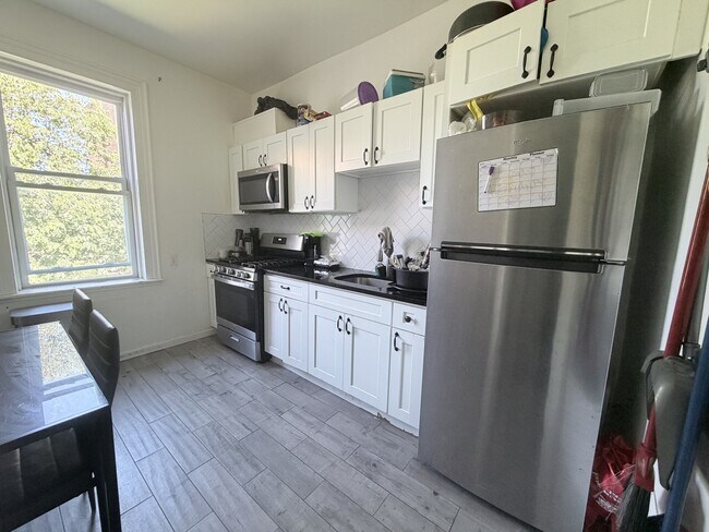 Building Photo - 512 56th St