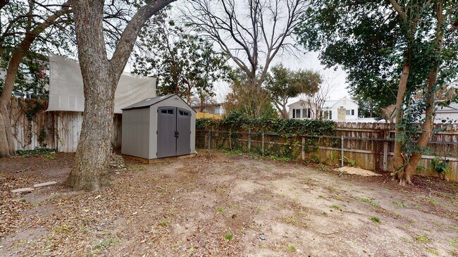 Building Photo - Craftsman-style Alamo Heights home with fe...