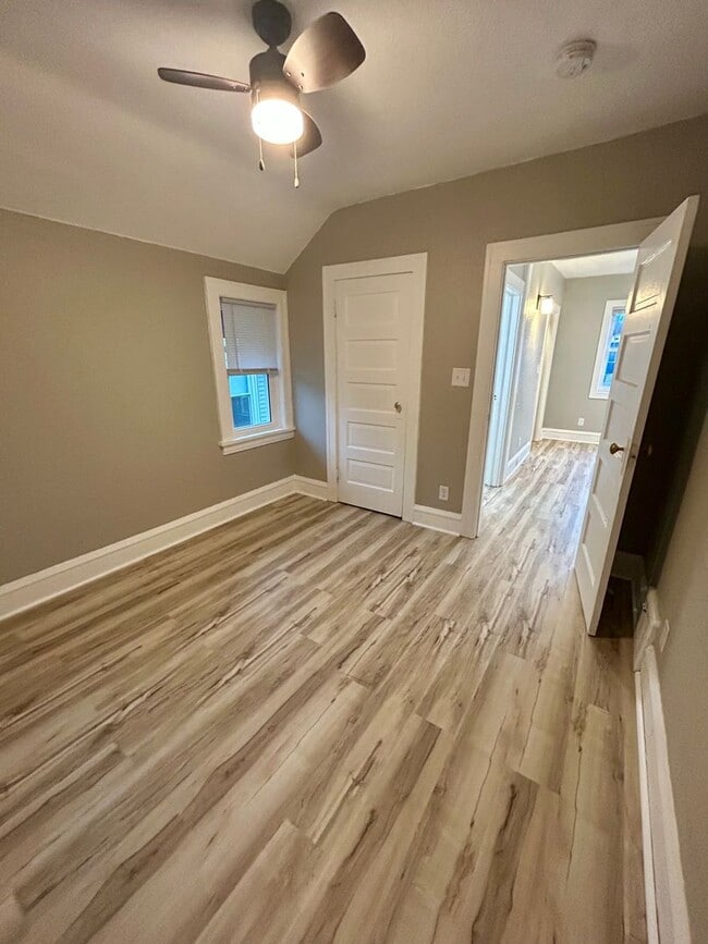 Building Photo - 906 North 6th Ave E