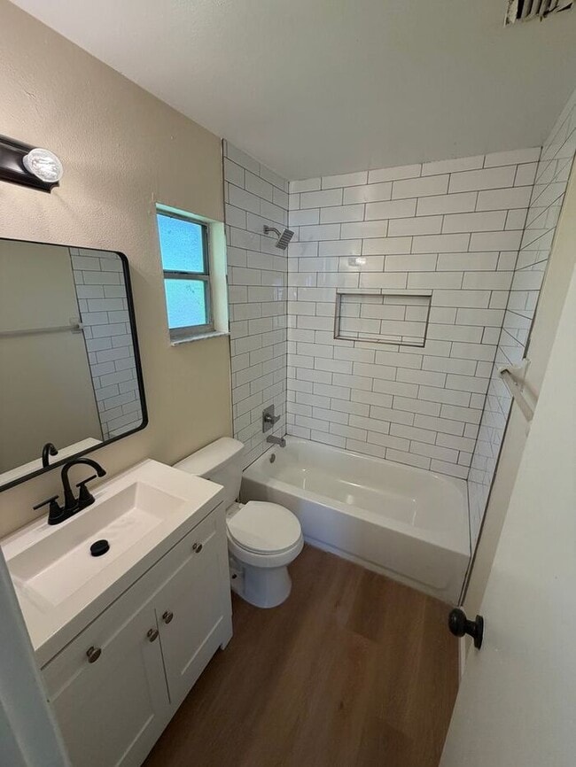Building Photo - 3 bed 2 bath tri plex near UCF
