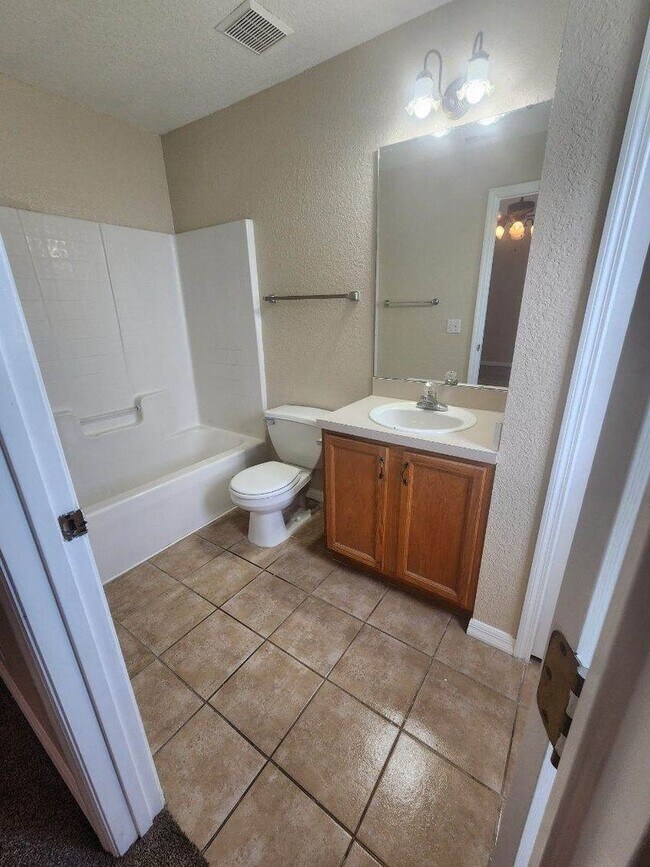 Building Photo - Three Bedroom Two Bath - Auburndale