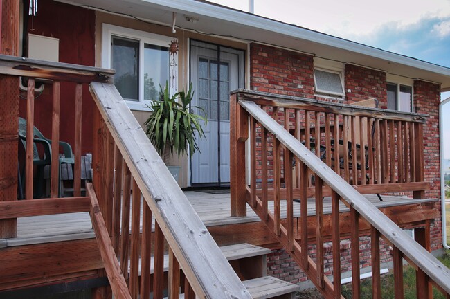 Cozy Rear Deck - 921 Elizabeth St