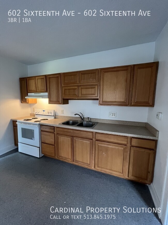 Building Photo - Spacious 3 Bedroom Townhome with 2 Full Ba...