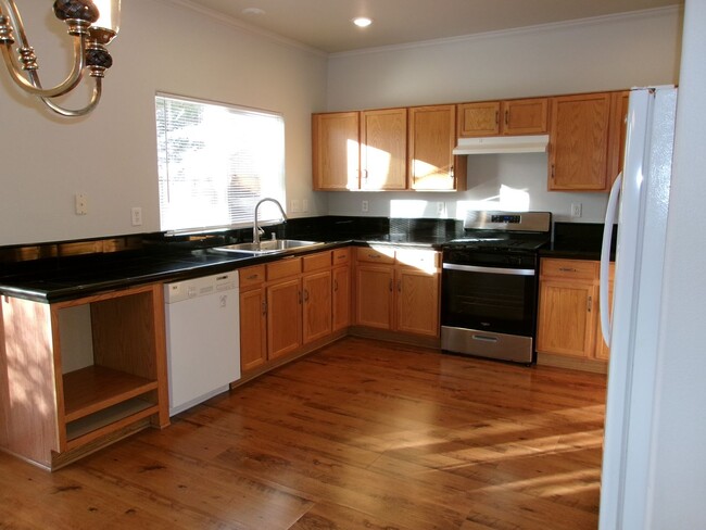 Building Photo - Spacious 2-Bedroom, 2-Bath Rental with 2-C...