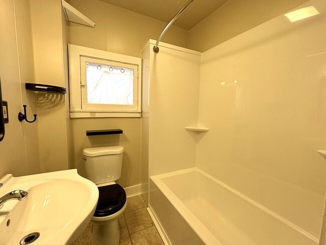 Building Photo - 3 Bedroom 1 Bathroom in Harrisburg!