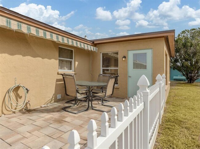Building Photo - 1215 Mango Ave