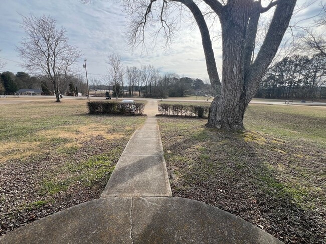 Building Photo - 2 bed 1 bath duplex