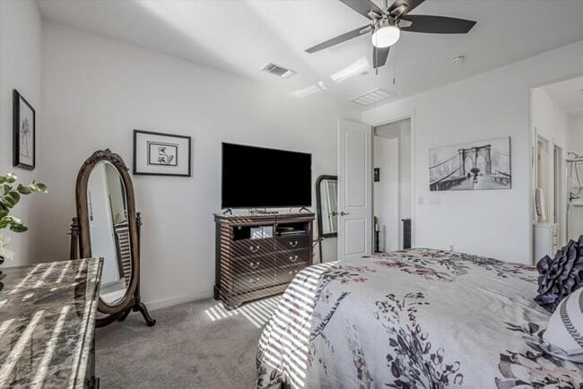 Building Photo - Gorgeous 3 Bedroom 2 Bath 2 Car Garage Sin...