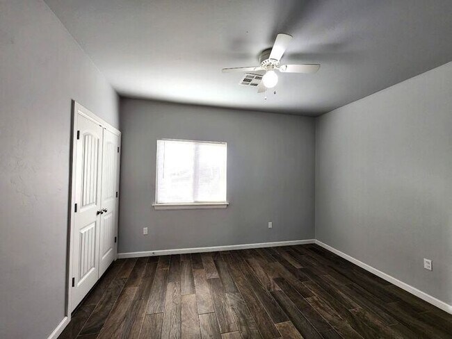 Building Photo - Spacious 5 Bedroom 3 Bath In Highland Park Add in Edmond