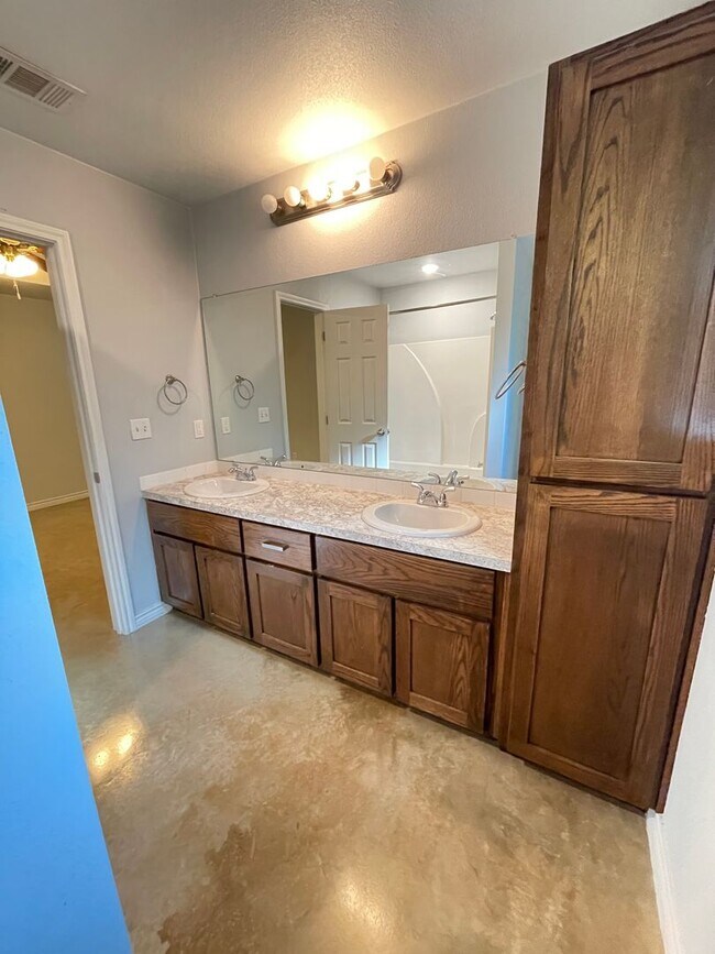 Building Photo - 915 Rebecca Ln