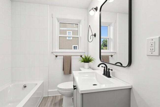 Building Photo - 4 bedroom in Newton MA 02461