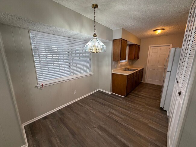 Building Photo - Lovely Single Story 3 Bedroom 2 Bath w/ easy access to Lackland AFB, Sea World, & Shopping