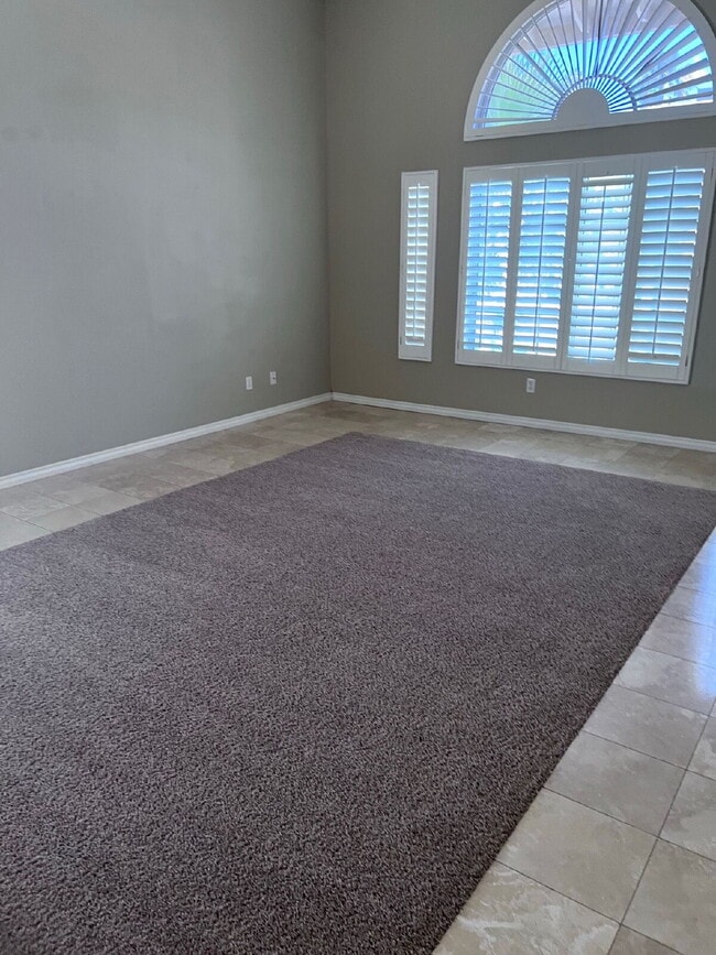 Building Photo - 5-bedroom split level home with GRASS/PRIVATE POOL