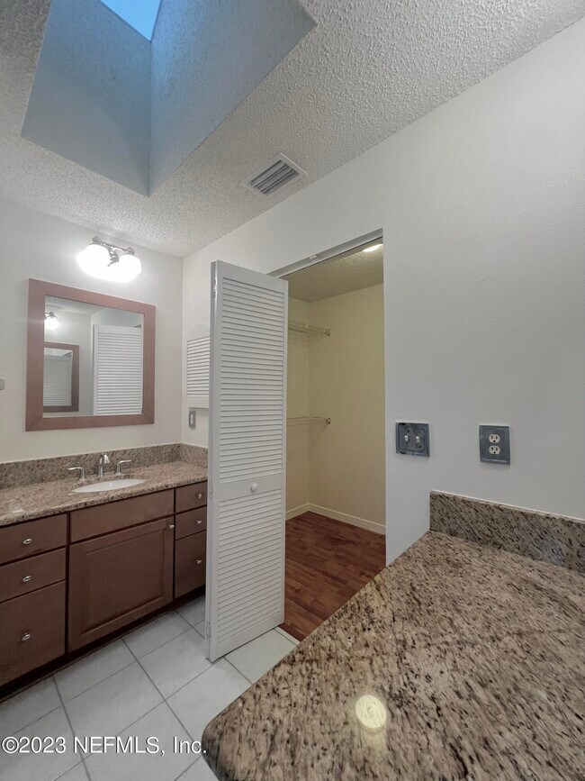 Building Photo - 108 N Lake Cir