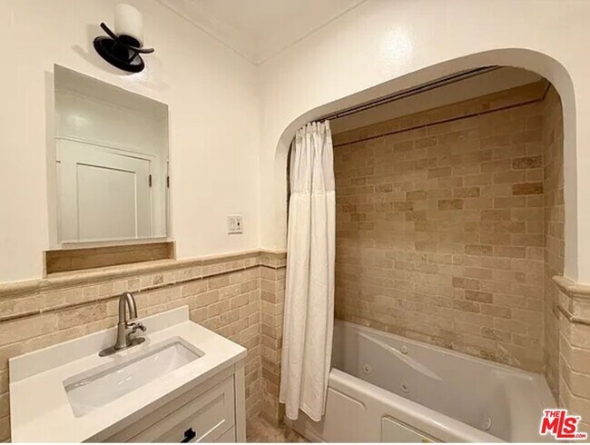 Building Photo - 837 5th St