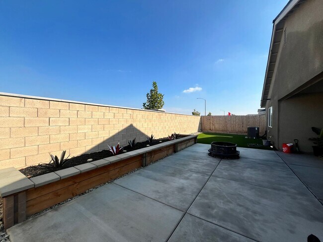 Building Photo - 1517 S Barberry Pl