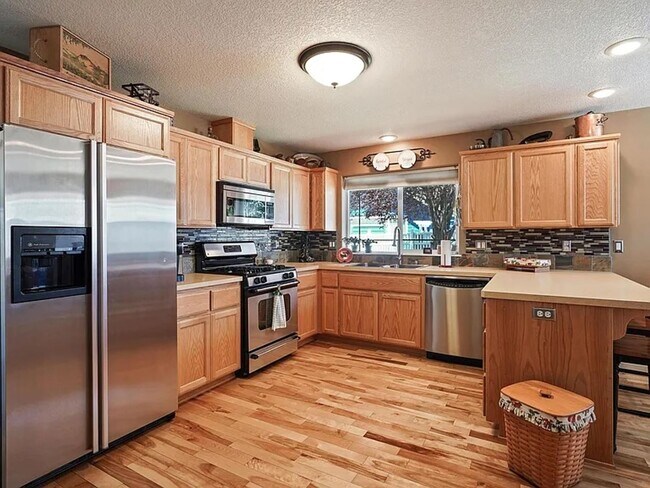 Building Photo - Spacious Prineville Home with Large Backyard!