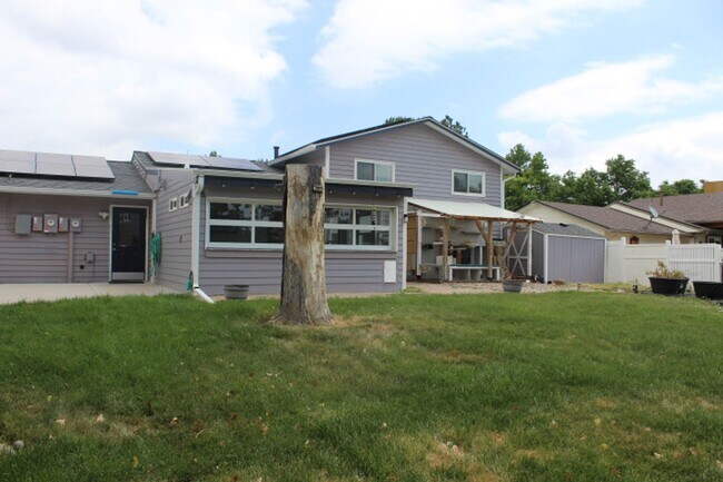 Building Photo - Columbine Hills - 3 BR/2 1/2 BA Home!
