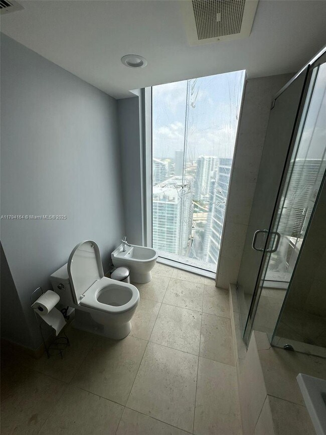Building Photo - 495 Brickell Ave