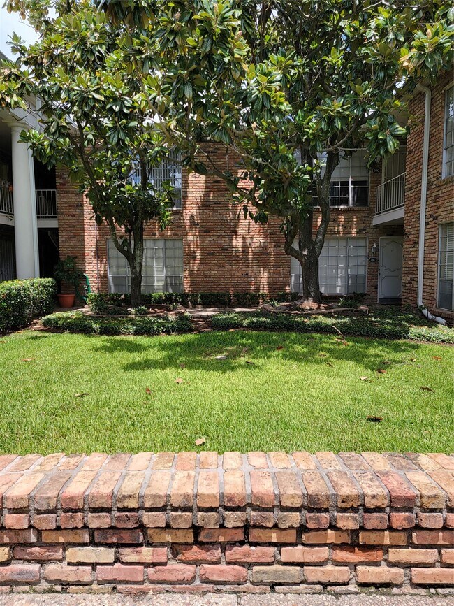 Building Photo - 2101 Fountain View Dr