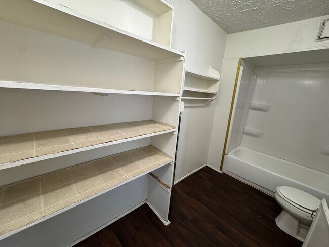 Building Photo - 428 7th St