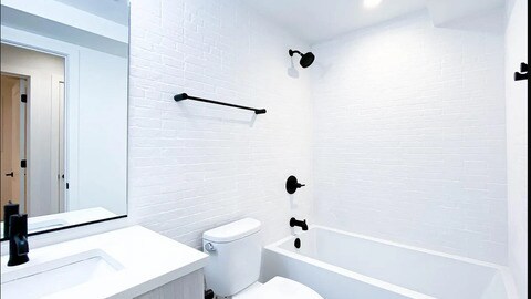 Building Photo - 1336 W Bryn Mawr Ave