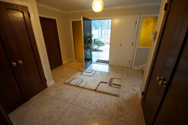 Building Photo - 5755 Doncaster Dr